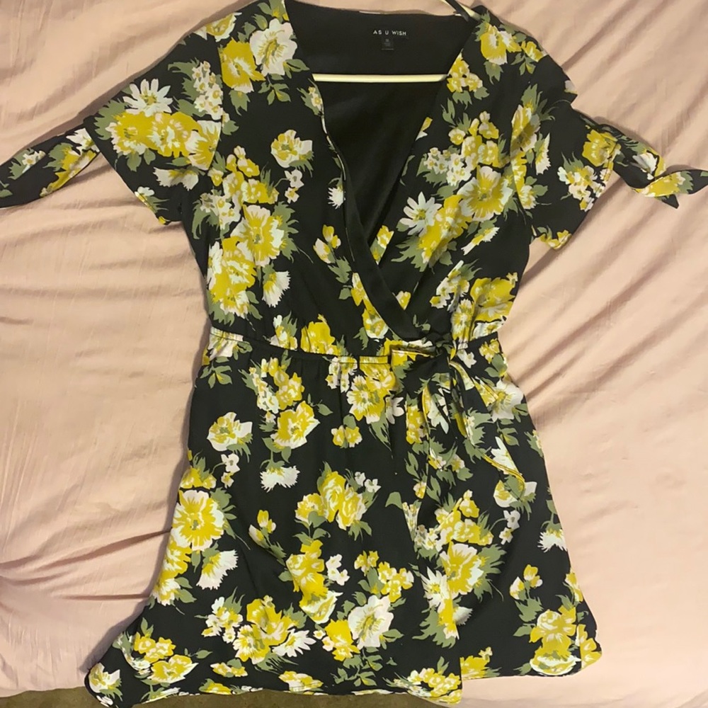 Black and yellow floral dress. Size: M